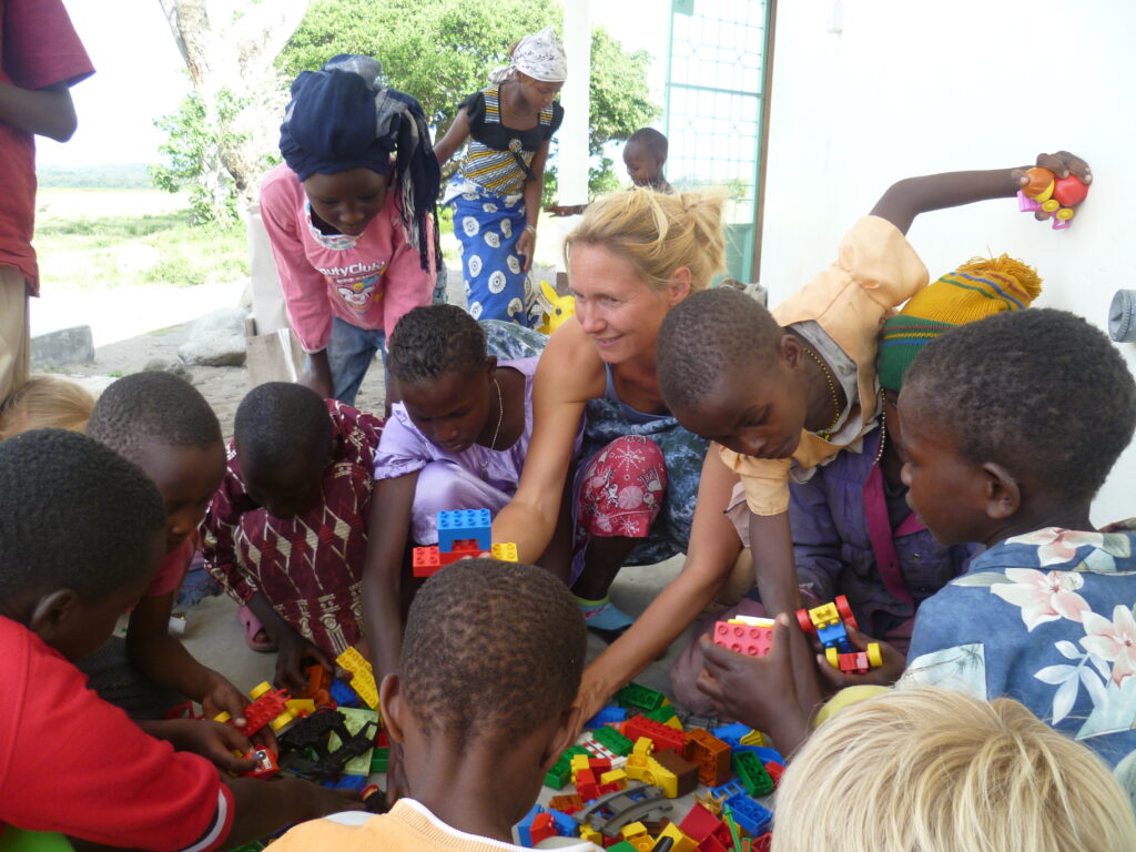 Cornelia Wallner-Frisee mit Kindern vor der Krankenstation in Momella.