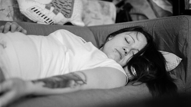 Schwarz-weiß Foto einer schlafenden Frau.