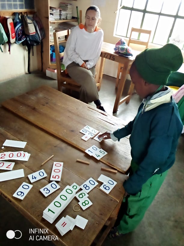 Ein afrikanisches Vorschulkind arbeitet mit Montessori-Material.