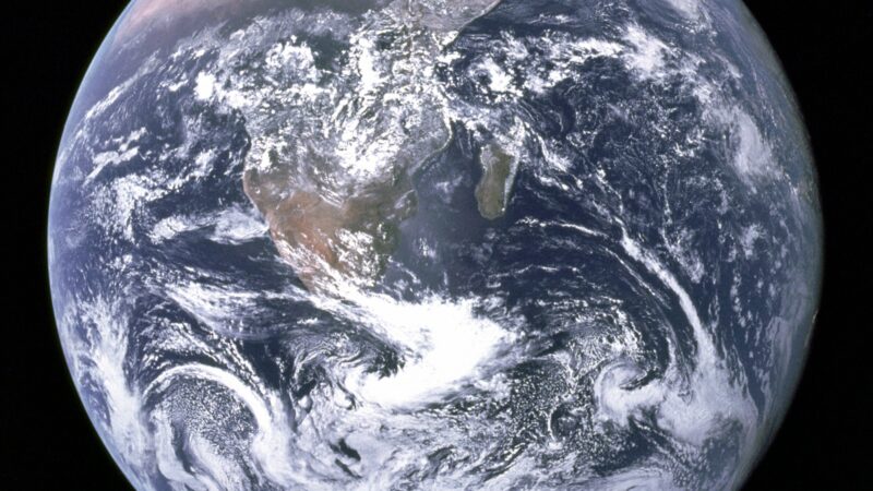 Farbaufnahme des Planeten Erde aus dem Weltraum. Im Zentrum sieht man das südliche Afrika und Madagaskar, im oberen Bereich Nordafrika und die arabische Halbinsel und ganz unten die Antarktis.