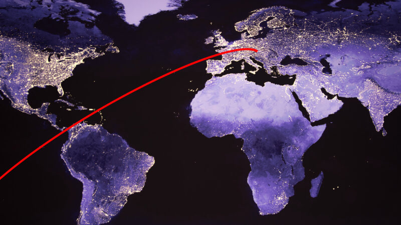 Satellitenaufnahme der Erdoberfläche. Eine rote Linie zeigt symbolisch den Weg einer energetischen Fernanwendung.