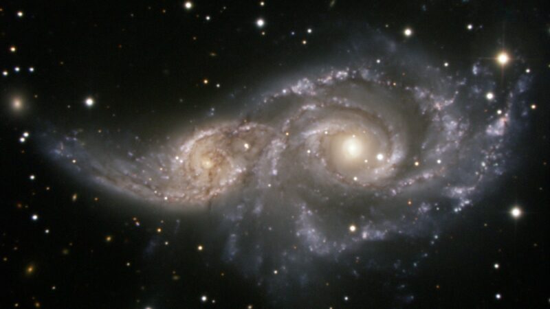 Zwei kollidierende Spiralgalaxien im Sternbild “Großer Hund”.