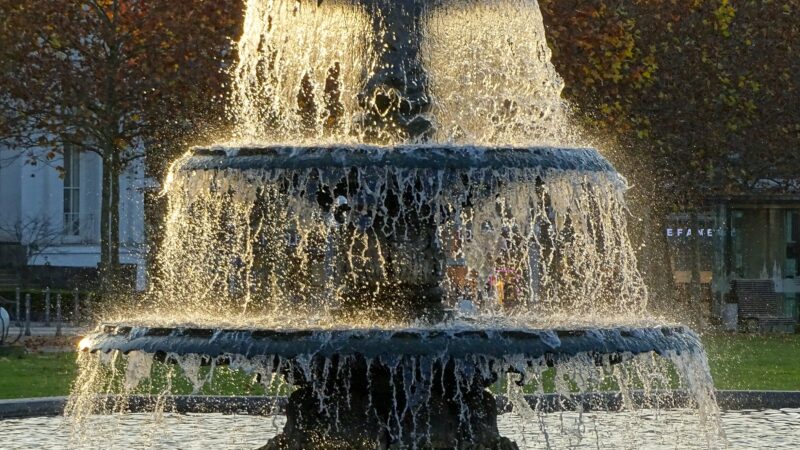 Ein Springbrunnen (römischer Brunnen) mit drei übereinander liegenden und nach unten größer werdenden Becken.