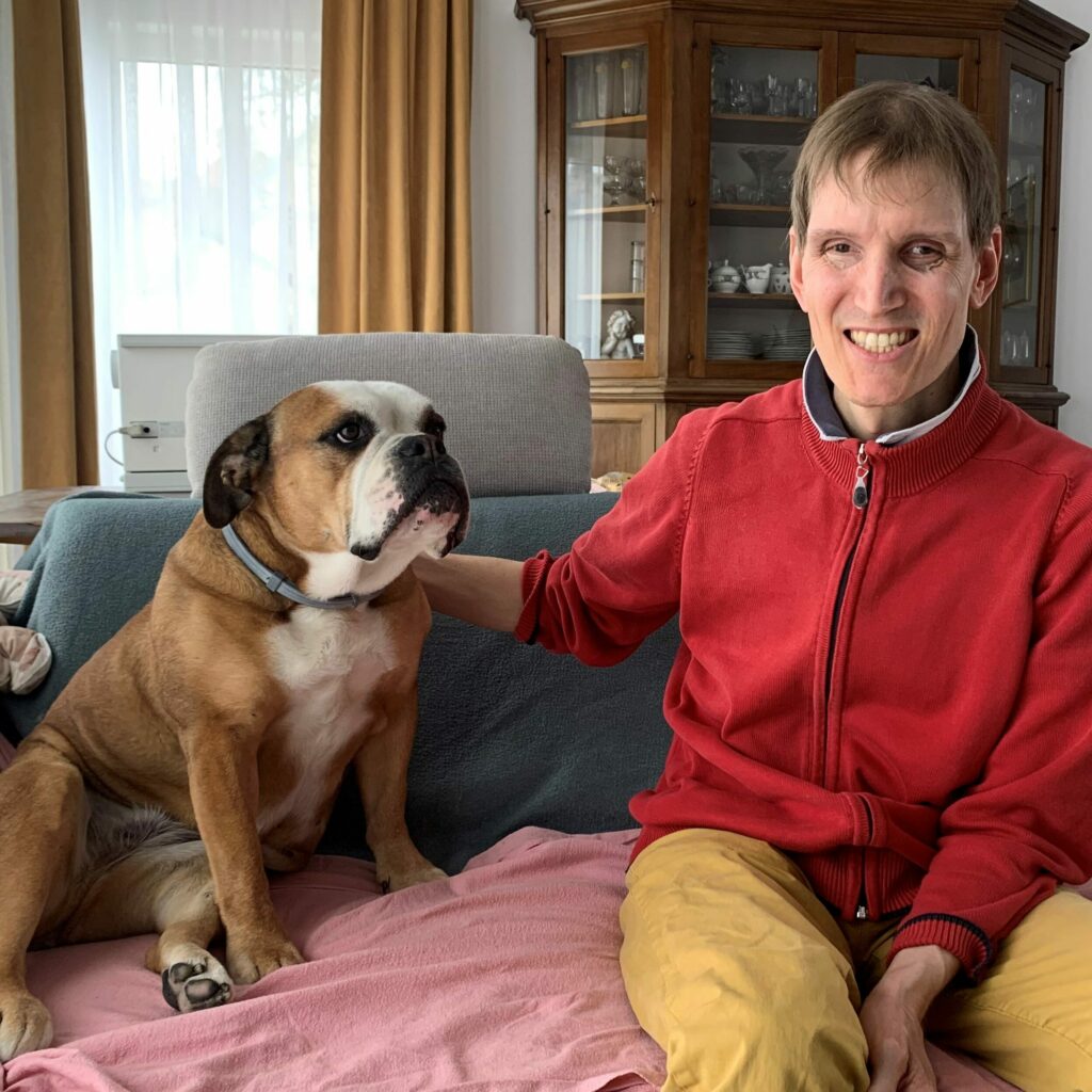 Clemens Pistauer und eine Bulldogge, die er energetisch behandelt hat.