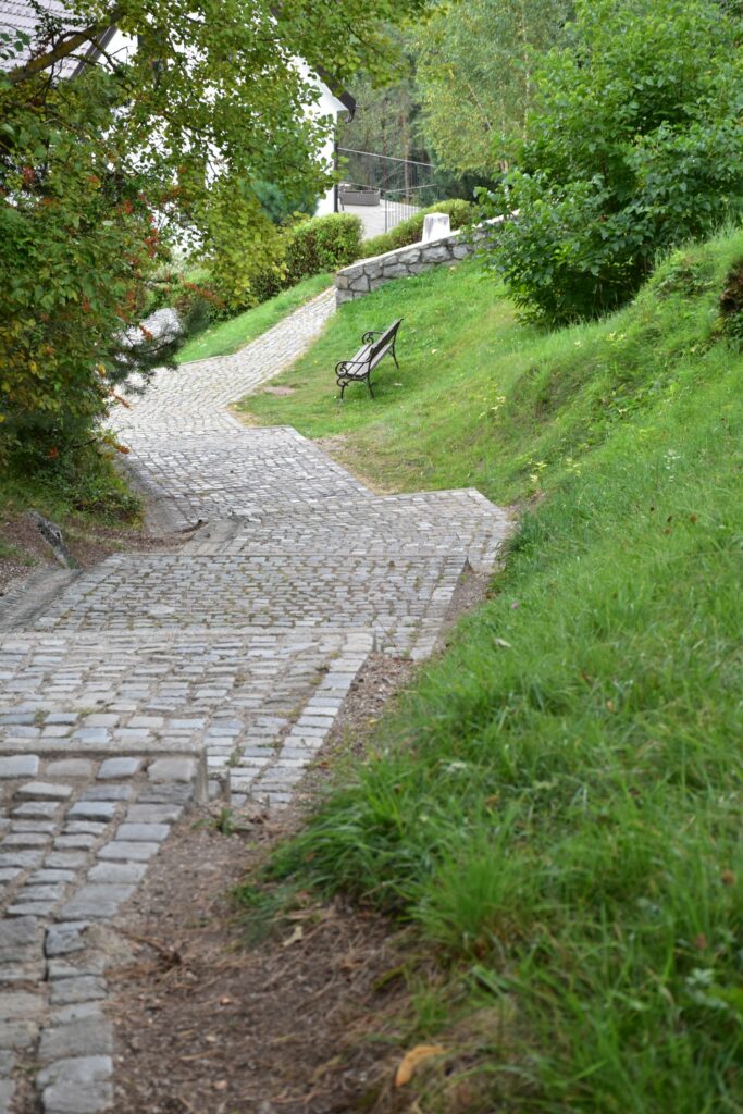 Ein gepflasterter Weg führt über viele Stufen hinauf zur Kirche am Osterberg.