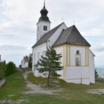 Heiligen Geist Kirche auf dem Osterberg von hinten. Die Kirche ist weiß und hat einen einzelnen Turm mit Zwiebeldach.