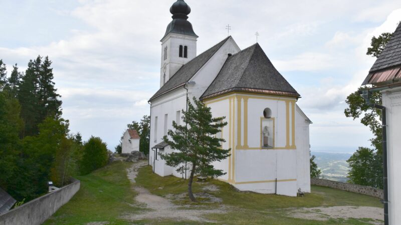 Heiligen Geist Kirche auf dem Osterberg von hinten. Die Kirche ist weiß und hat einen einzelnen Turm mit Zwiebeldach.