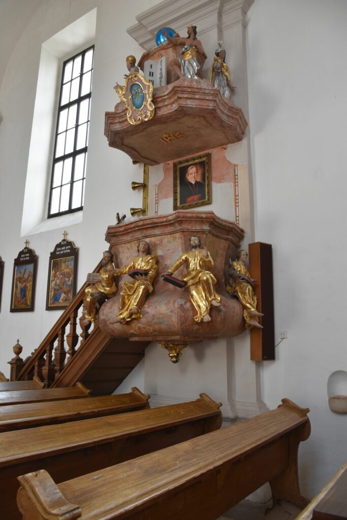 Innenraum mit Blick auf die Kanzel der Heiligen Geist Kirche am Osterberg.