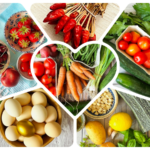 Nahrungsmittel mit unterschiedlicher thermischer Wirkung in Herzform angeordnet. Man sieht unter anderem Tomaten, Zuchini, Eier, verschiedene Obstsorten und Getreideflocken.