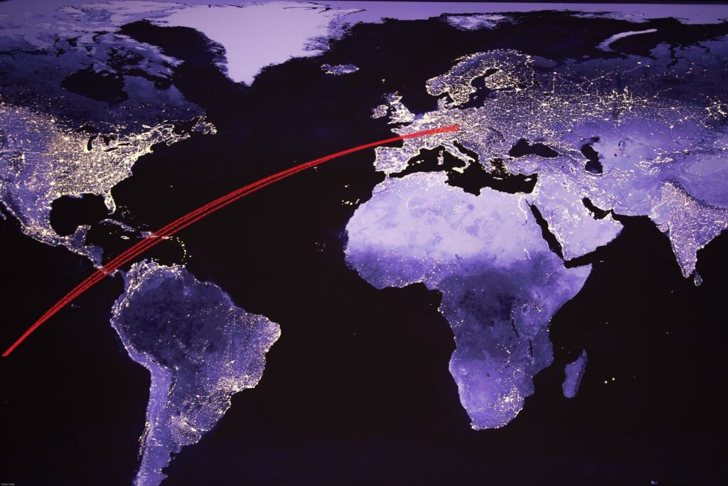 Sattelitenaufnahme der Erdoberfläche. Eine Linie zeigt symbolisch den Weg einer energetischen Fernanwendung.