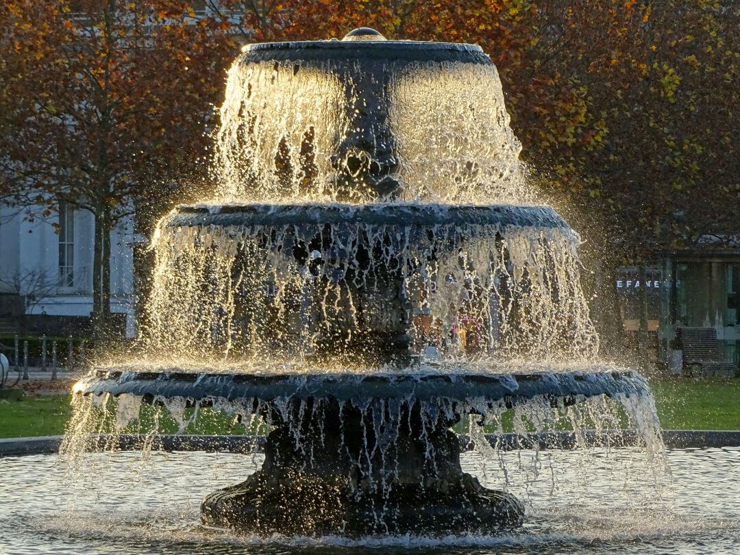 Ein römischer Springbrunnen mit drei übereinander liegenden Becken. Die drei Becken stehen für die drei Ebenen des energetischen Modells.